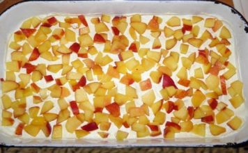 BRZI LJETNI KOLAČ SA BRESKVAMA KOJI SE NE PEČE