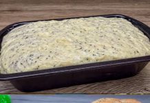 Samo voda i brasno, baka me naucila praviti ovaj Njemacki hljeb!!