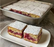 Starinski kolac sa visnjama sa mjerama na čaše