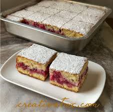 Starinski kolac sa visnjama sa mjerama na čaše