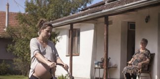 Pokosila je travu 82-godišnjoj udovici, a sutradan joj je policija pokucala na vrata – ono što je pronašla u sandučiću promijenilo joj je život
