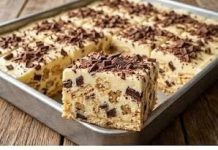 Kremasti kolač s vanilijom, keksom, orasima i čokoladom – jednostavan desert koji osvaja na prvi zalogaj