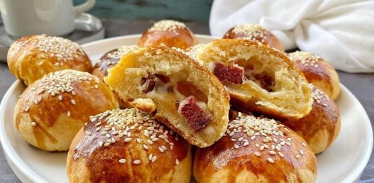 Mekane turske pogačice sa sirom i salamom – zlatna korica i sir koji se savršeno razvlači!